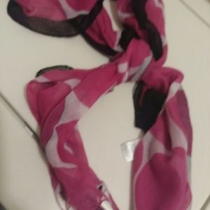 NWOT. BEAUTIFUL WRAP AROUND SCARF